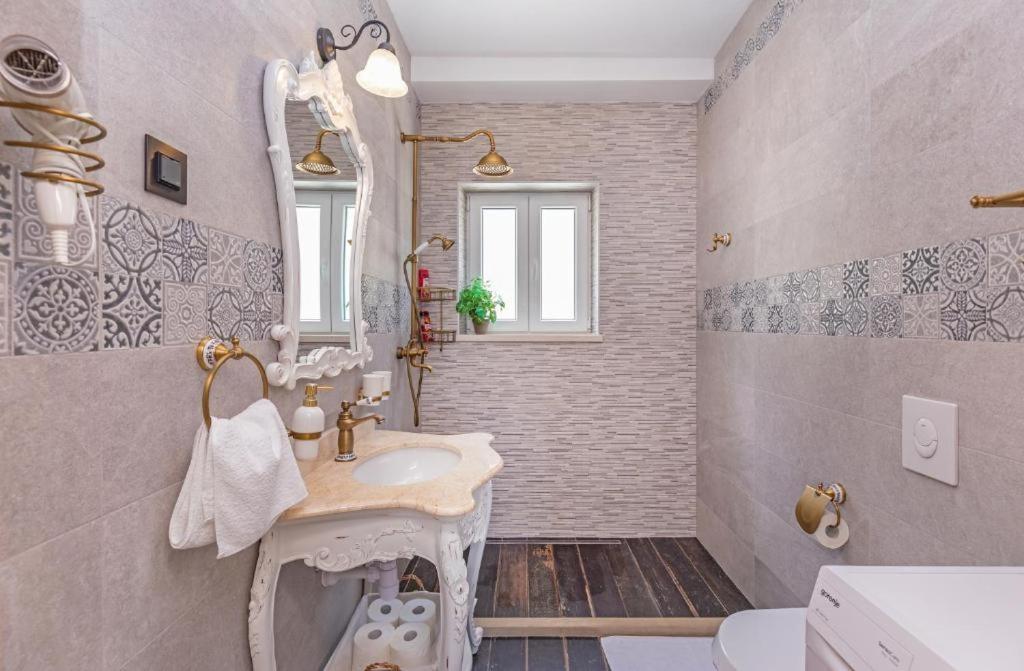 Luxury Apartment *