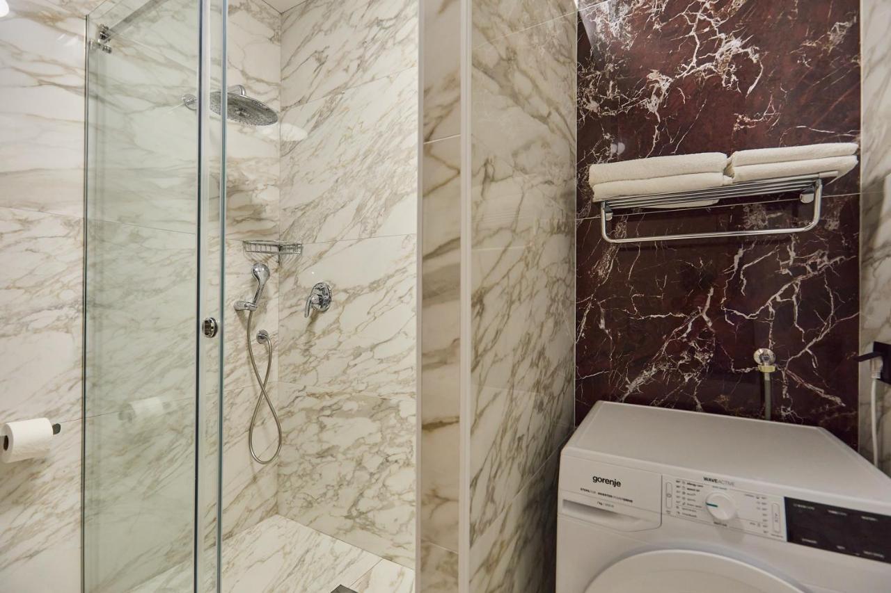 Luxury Apartment *